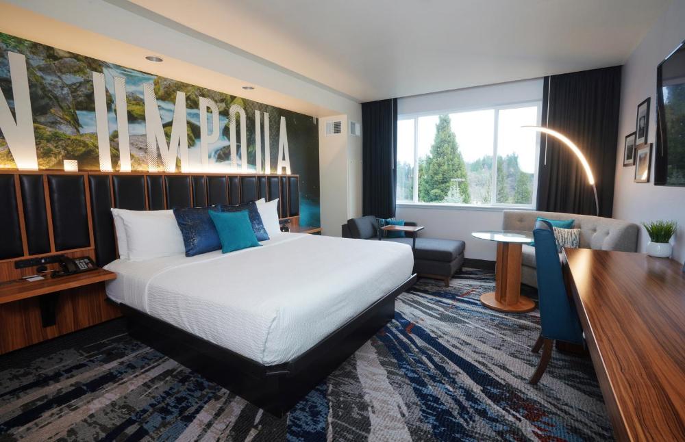 Deluxe King Room interior